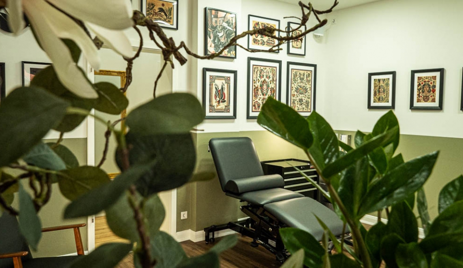 Arbeitsplatz und Pflanzen - Innenansicht Holy Harbor Tattoo Studio in Hamburg / Sternschanze - Inhaber ist Harry Hafensänger - spezialisiert auf Traditional / Oldschool und Neotraditional Arbeitsplatz und Pflanzen - Innenansicht Holy Harbor Tattoo Studio in Hamburg / Sternschanze - Inhaber ist Harry Hafensänger - spezialisiert auf Traditional / Oldschool und Neotraditional