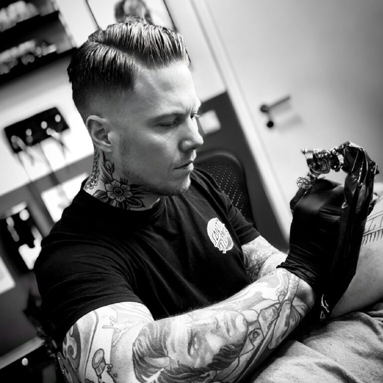 Inhaber im Holy Harbor Tattoo Hamburg - Harry Hafensänger